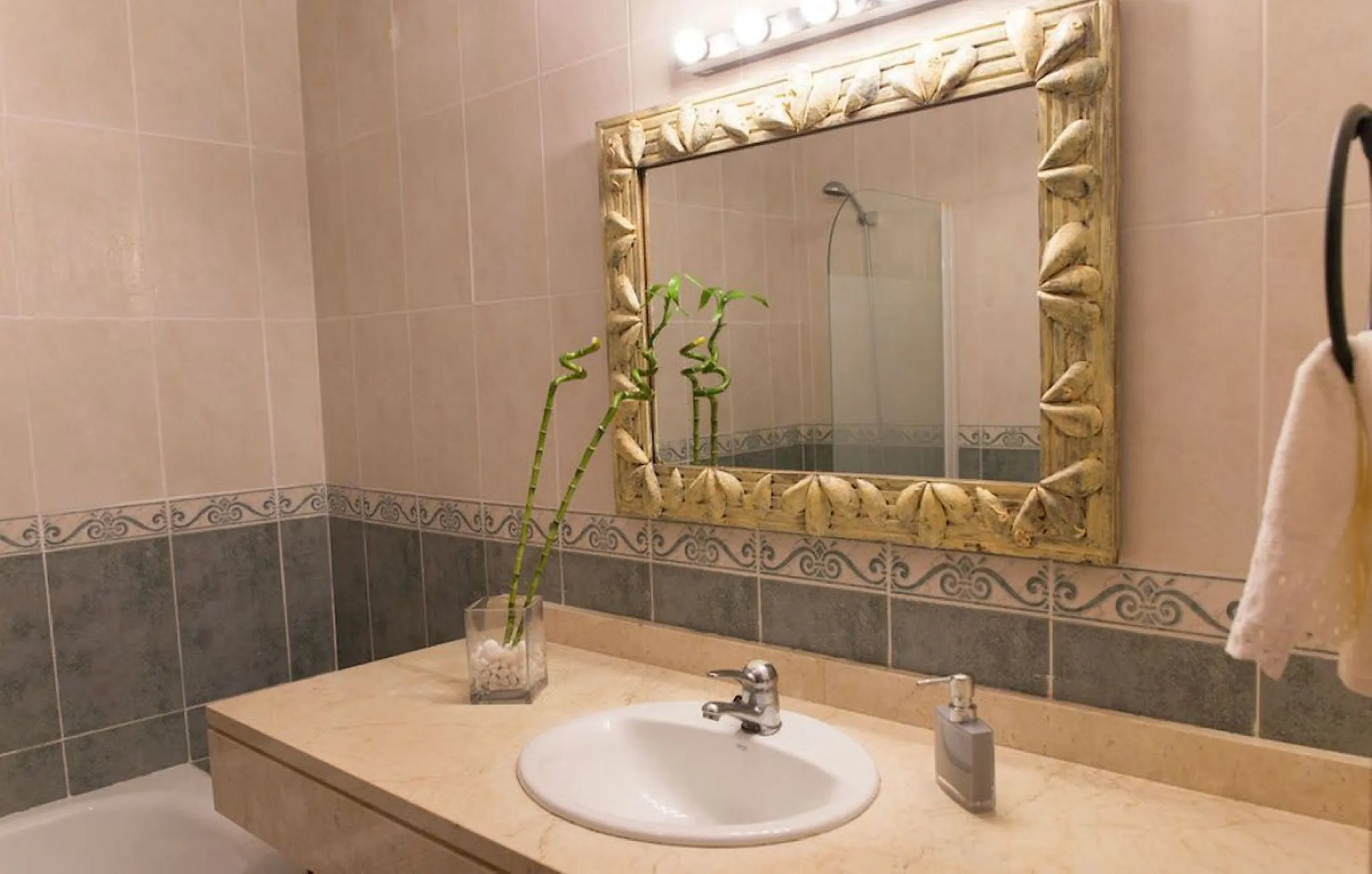 A unique investment opportunity in Puerto de la Duquesa, Manilva, Málaga. Located in one of the most exclusive and sought-after areas of Manilva, this stunning 3-bedroom duplex penthouse combines luxury, comfort, and excellent investment potential. First 