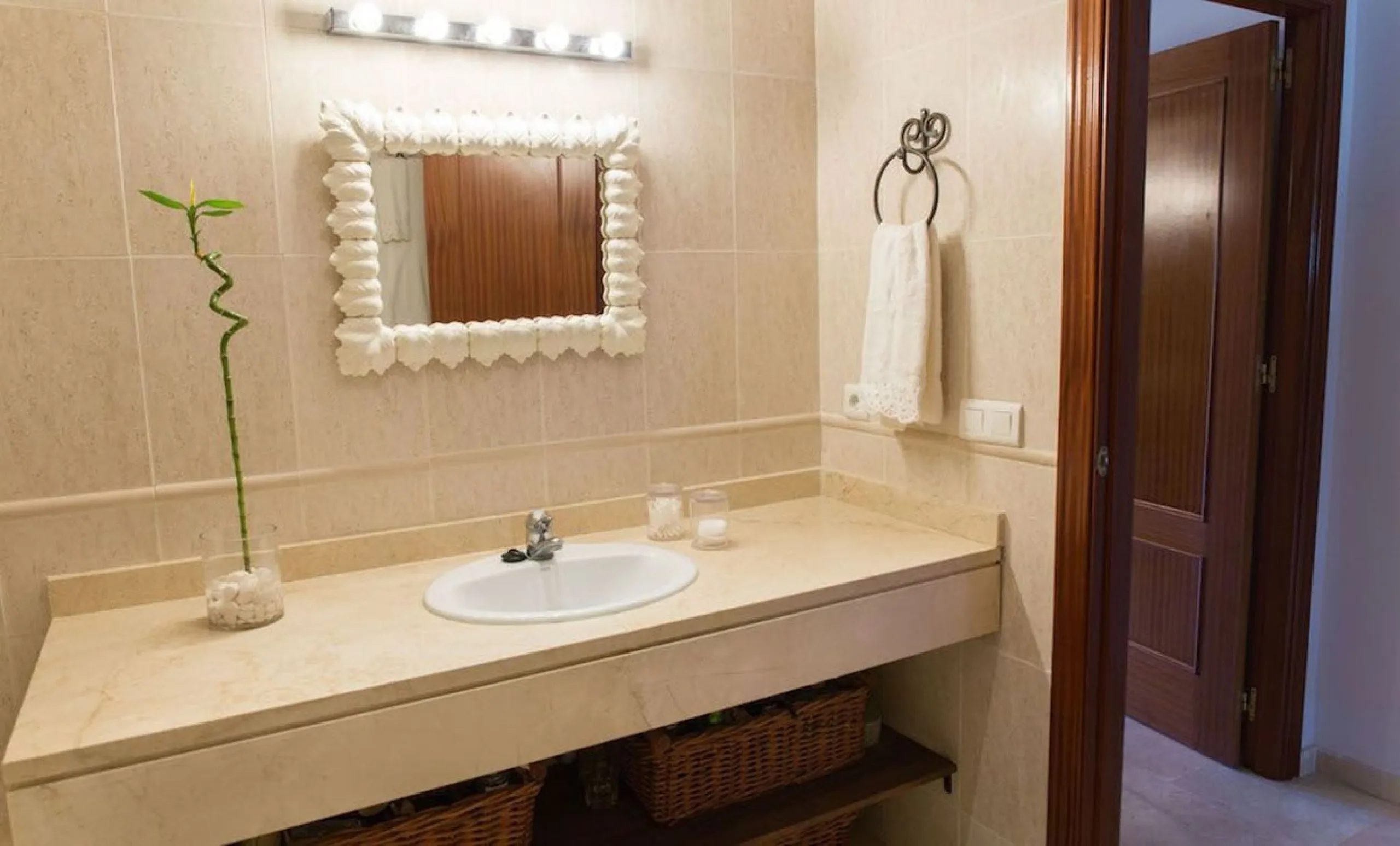 A unique investment opportunity in Puerto de la Duquesa, Manilva, Málaga. Located in one of the most exclusive and sought-after areas of Manilva, this stunning 3-bedroom duplex penthouse combines luxury, comfort, and excellent investment potential. First 
