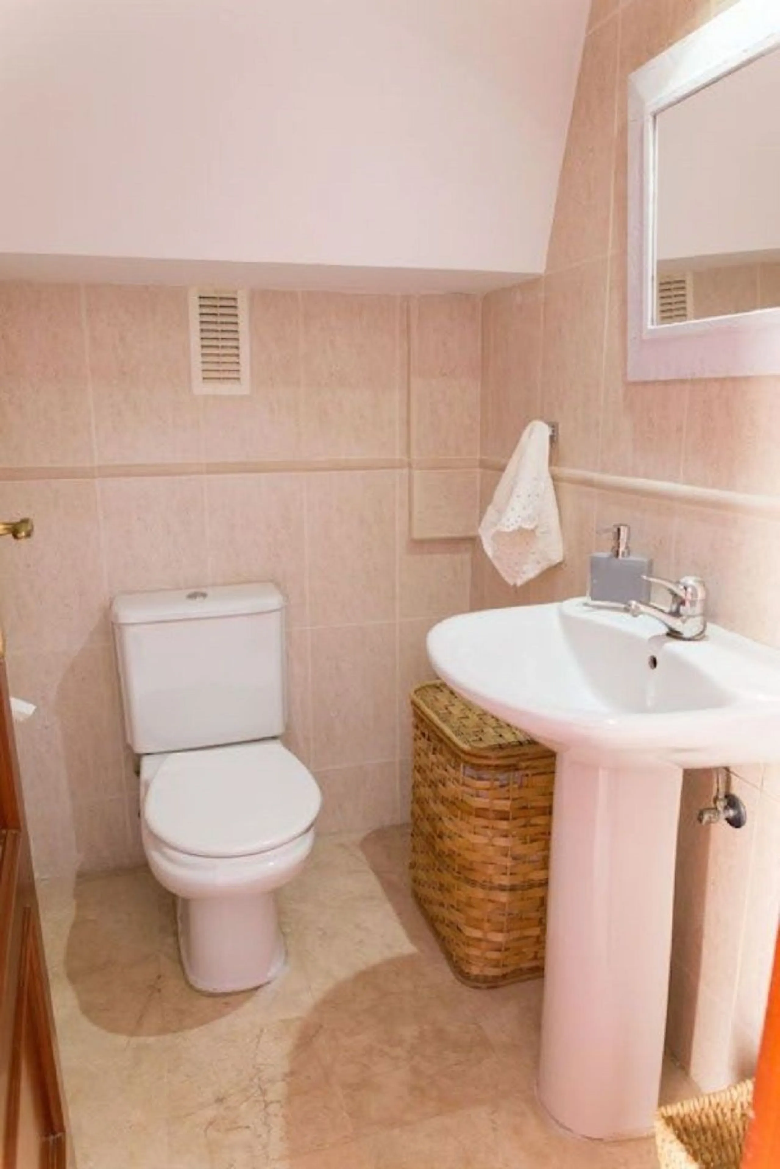 A unique investment opportunity in Puerto de la Duquesa, Manilva, Málaga. Located in one of the most exclusive and sought-after areas of Manilva, this stunning 3-bedroom duplex penthouse combines luxury, comfort, and excellent investment potential. First 