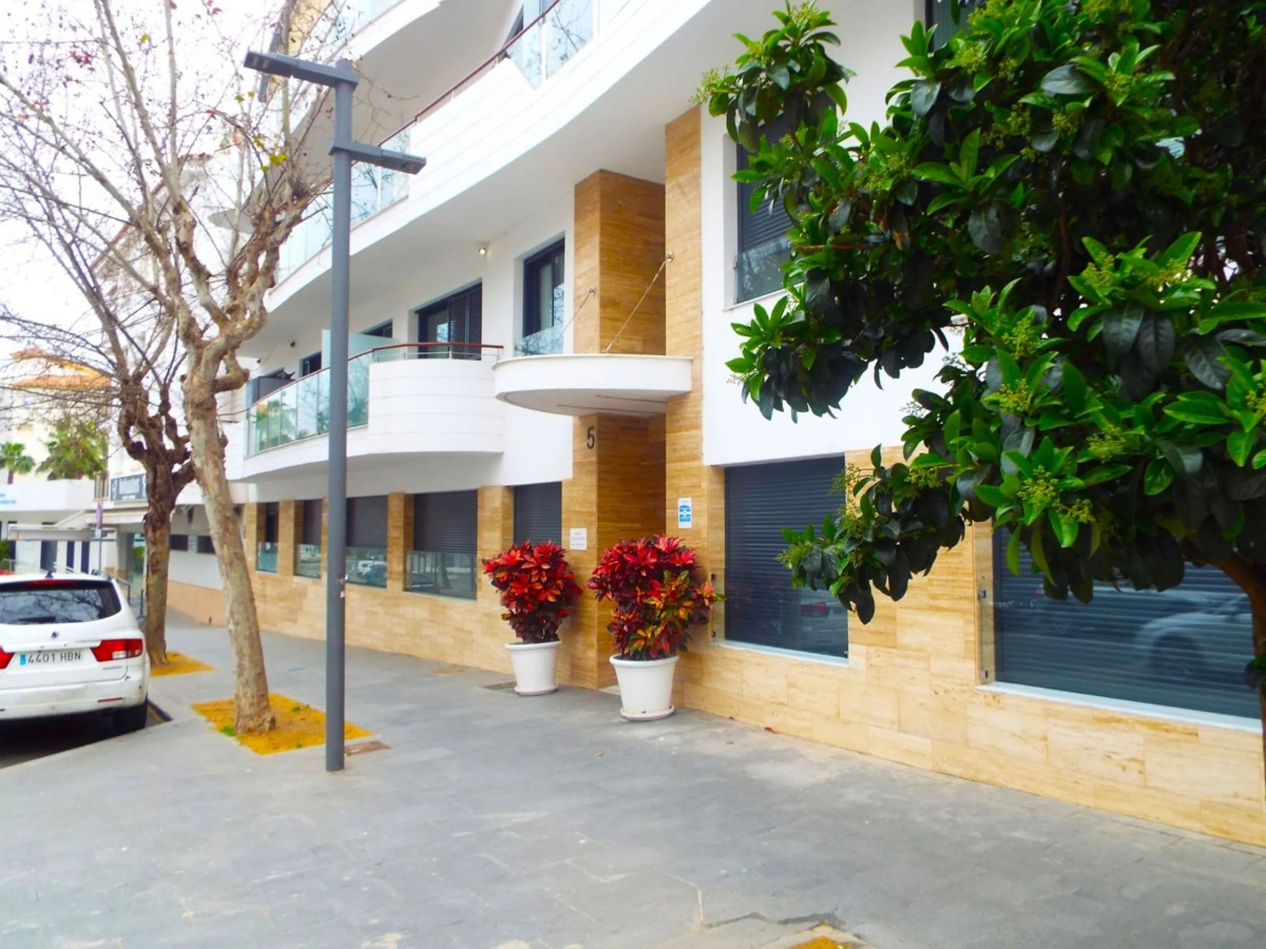 Beautiful and charming apartment for sale in the centre of Estepona, located just a few metres from the iconic La Rada beach, in one of the most sought-after and privileged areas of the town.