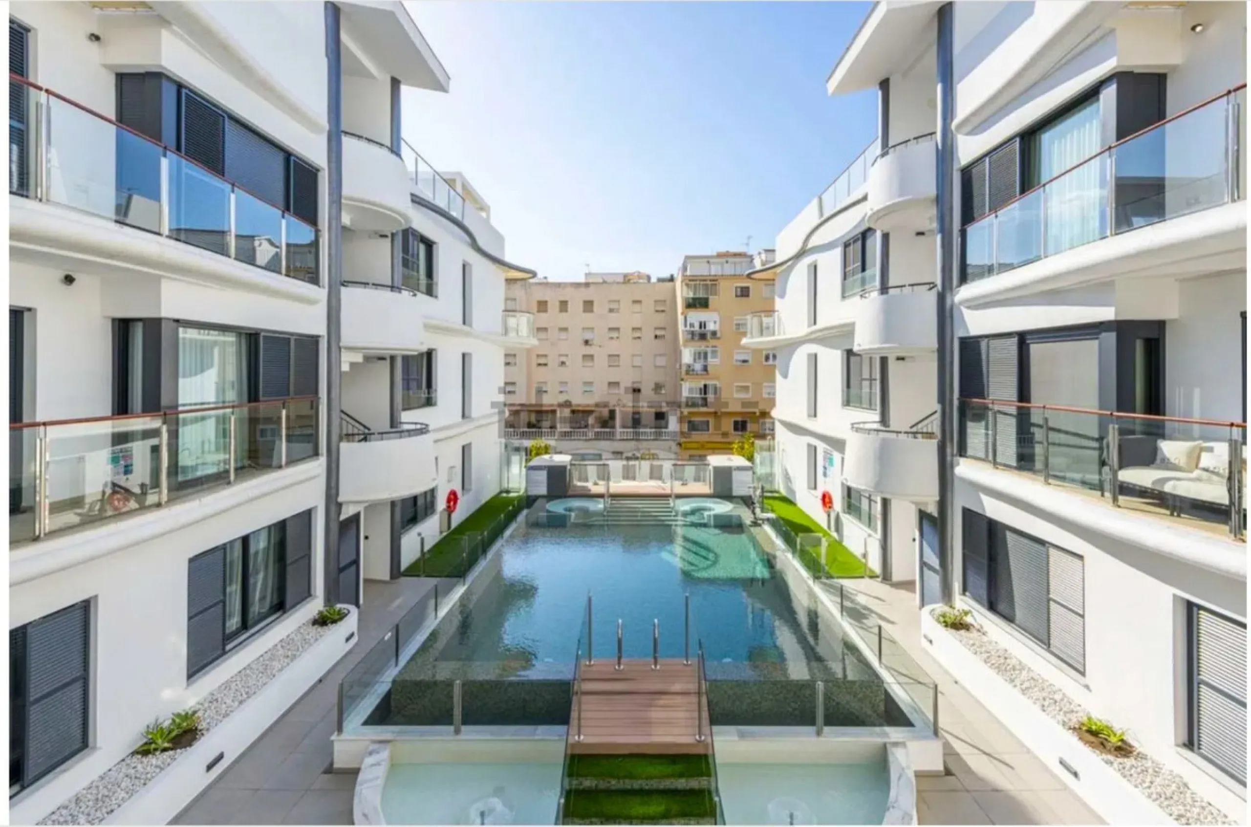 Beautiful and charming apartment for sale in the centre of Estepona, located just a few metres from the iconic La Rada beach, in one of the most sought-after and privileged areas of the town.