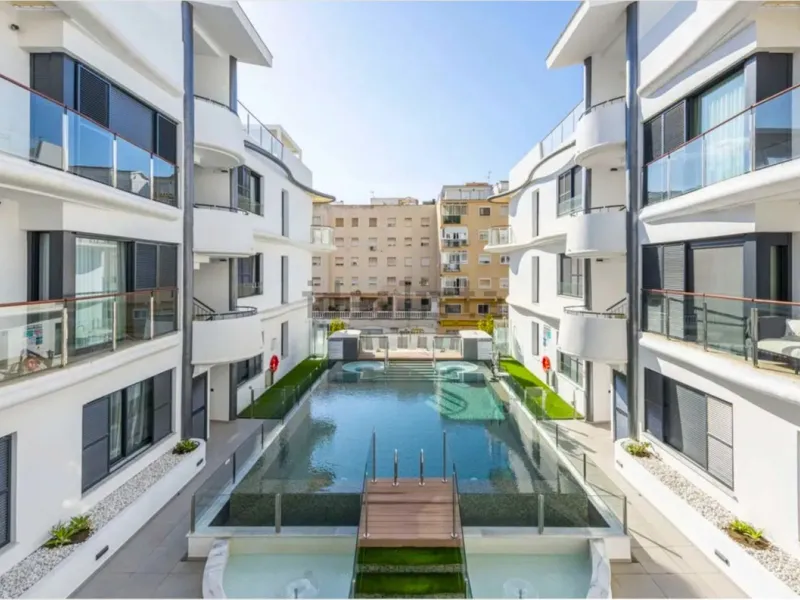 Beautiful and charming apartment for sale in the centre of Estepona, located just a few metres from the iconic La Rada beach, in one of the most sought-after and privileged areas of the town.