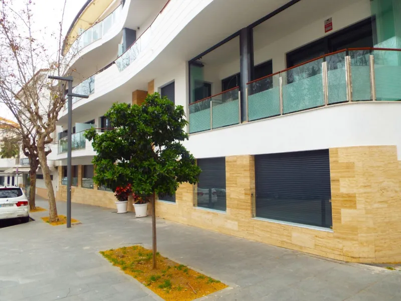 Beautiful and charming apartment for sale in the centre of Estepona, located just a few metres from the iconic La Rada beach, in one of the most sought-after and privileged areas of the town.