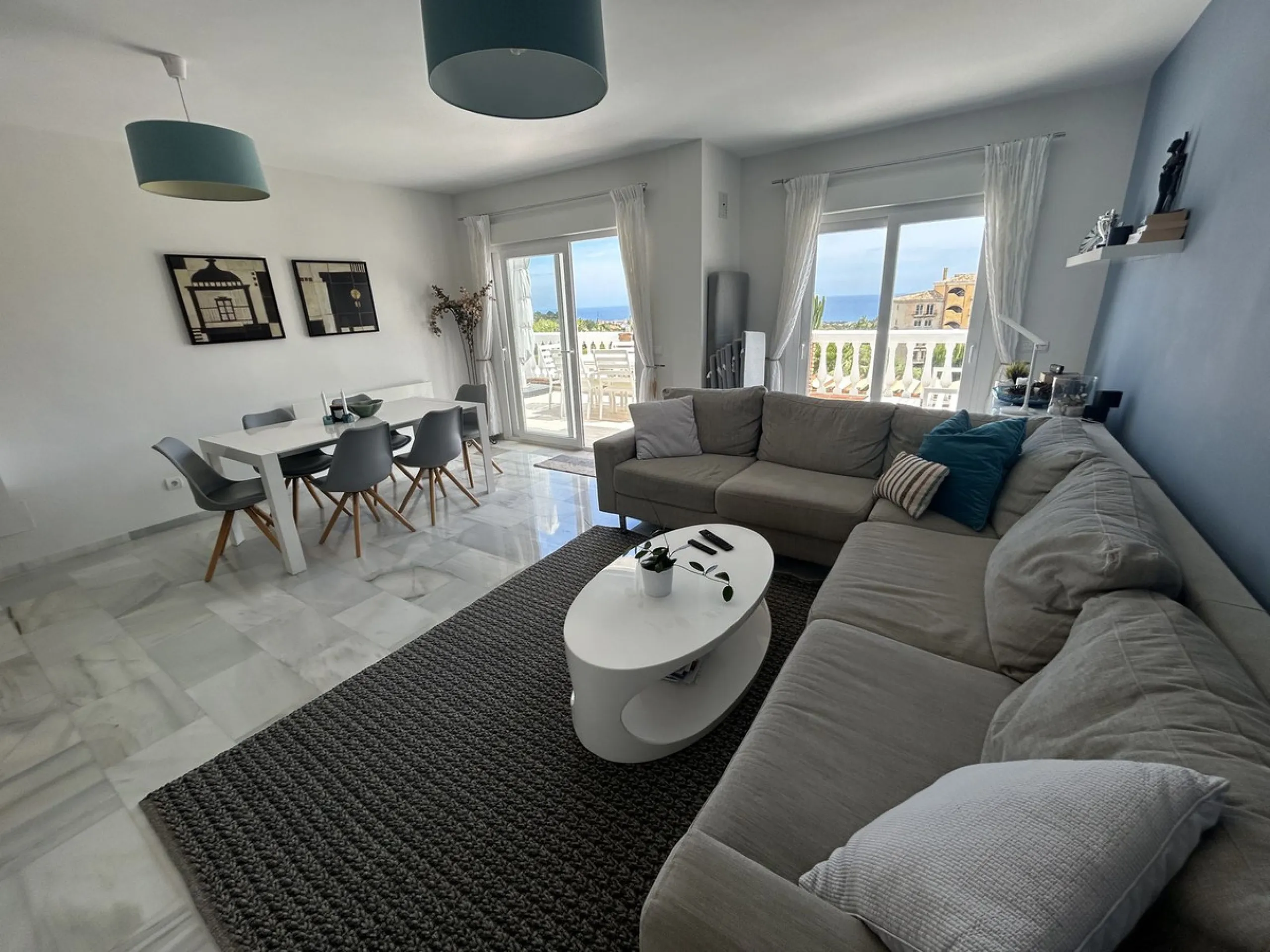 Detached villa with sea views, valid tourist license, successfully rented property, and private heated pool in Calahonda. We offer this excellent detached villa located in the upper part of Calahonda, in a well-established, quiet area with magnificent sea