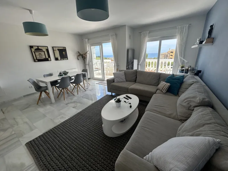 Detached villa with sea views, valid tourist license, successfully rented property, and private heated pool in Calahonda. We offer this excellent detached villa located in the upper part of Calahonda, in a well-established, quiet area with magnificent sea