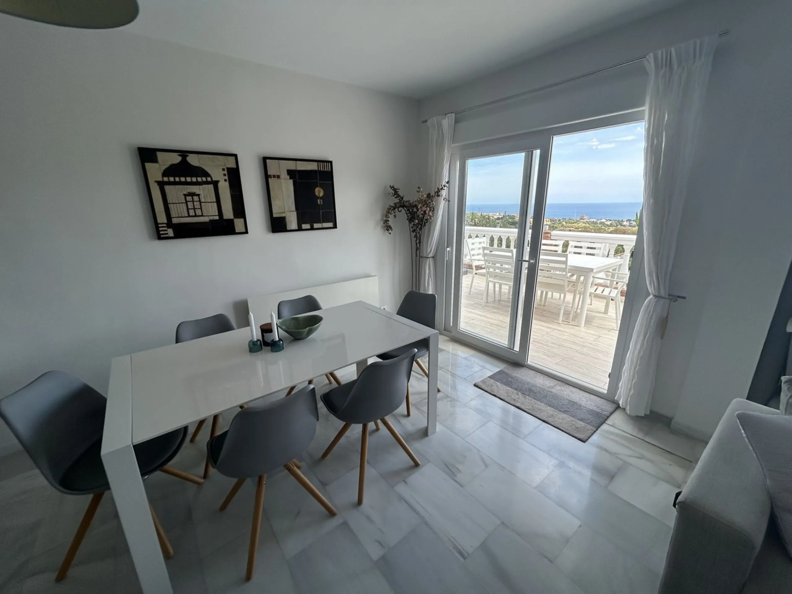 Detached villa with sea views, valid tourist license, successfully rented property, and private heated pool in Calahonda. We offer this excellent detached villa located in the upper part of Calahonda, in a well-established, quiet area with magnificent sea