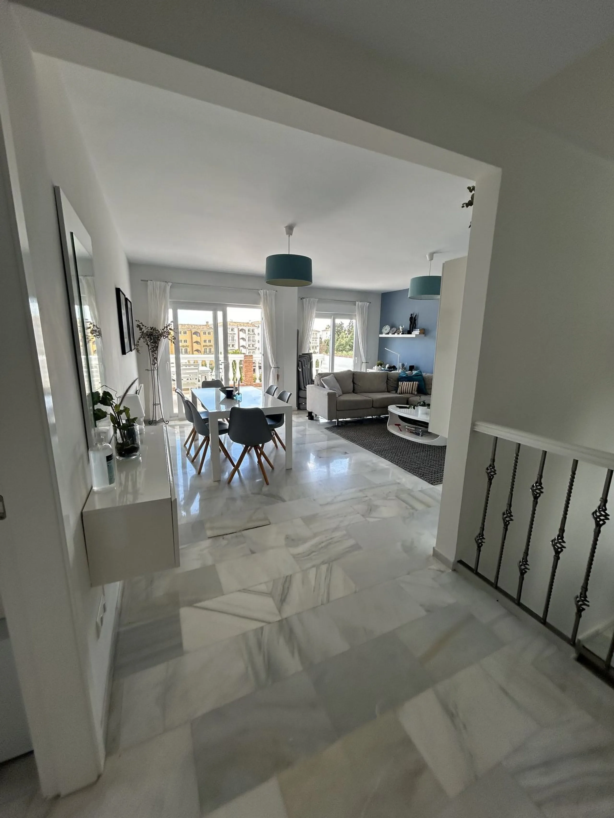 Detached villa with sea views, valid tourist license, successfully rented property, and private heated pool in Calahonda. We offer this excellent detached villa located in the upper part of Calahonda, in a well-established, quiet area with magnificent sea