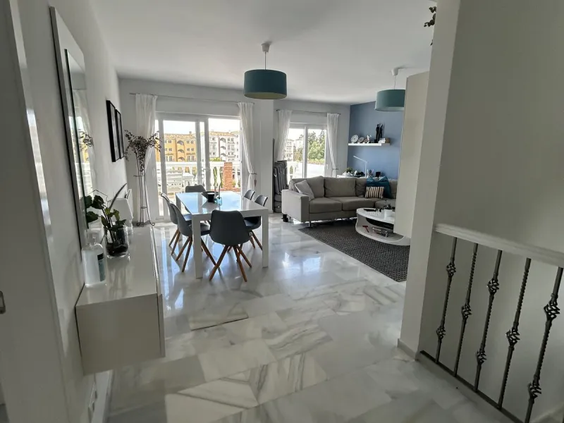 Detached villa with sea views, valid tourist license, successfully rented property, and private heated pool in Calahonda. We offer this excellent detached villa located in the upper part of Calahonda, in a well-established, quiet area with magnificent sea
