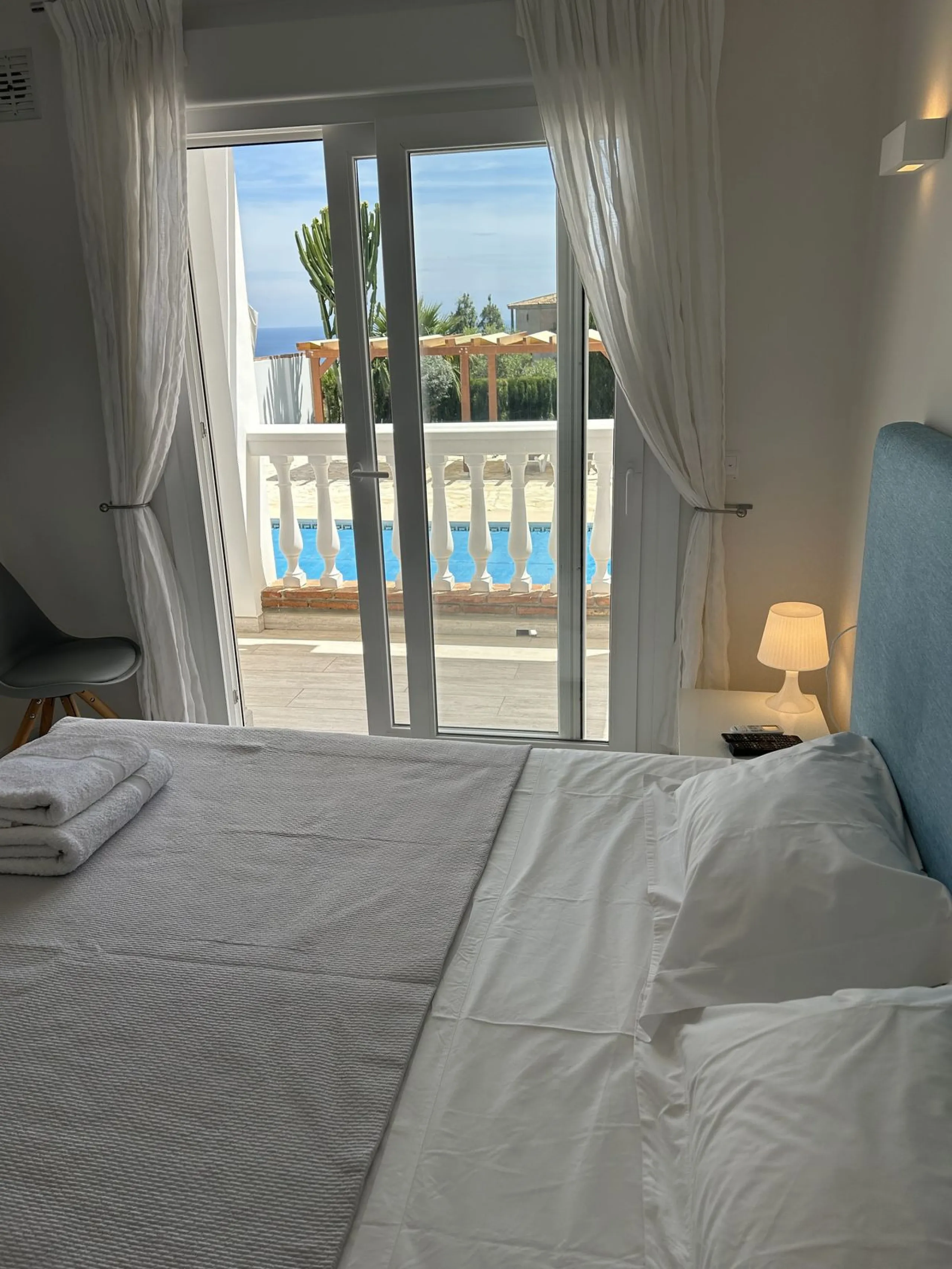 Detached villa with sea views, valid tourist license, successfully rented property, and private heated pool in Calahonda. We offer this excellent detached villa located in the upper part of Calahonda, in a well-established, quiet area with magnificent sea