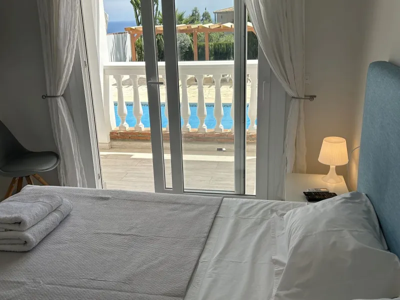 Detached villa with sea views, valid tourist license, successfully rented property, and private heated pool in Calahonda. We offer this excellent detached villa located in the upper part of Calahonda, in a well-established, quiet area with magnificent sea