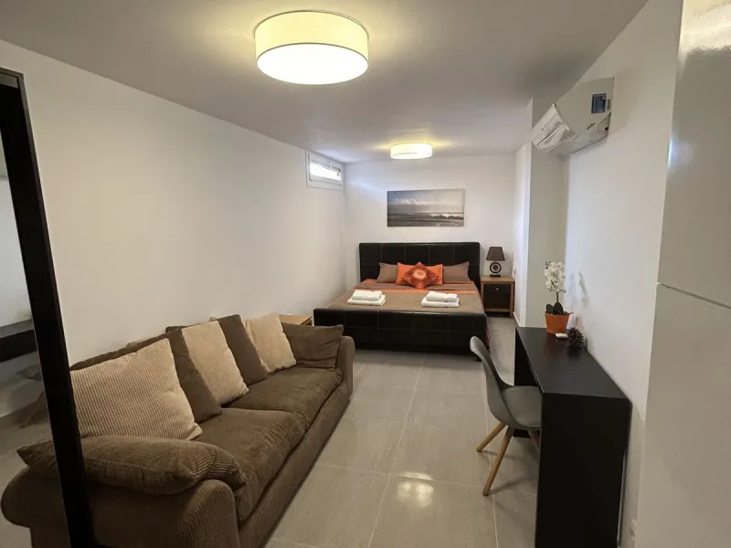 Detached villa with sea views, valid tourist license, successfully rented property, and private heated pool in Calahonda. We offer this excellent detached villa located in the upper part of Calahonda, in a well-established, quiet area with magnificent sea