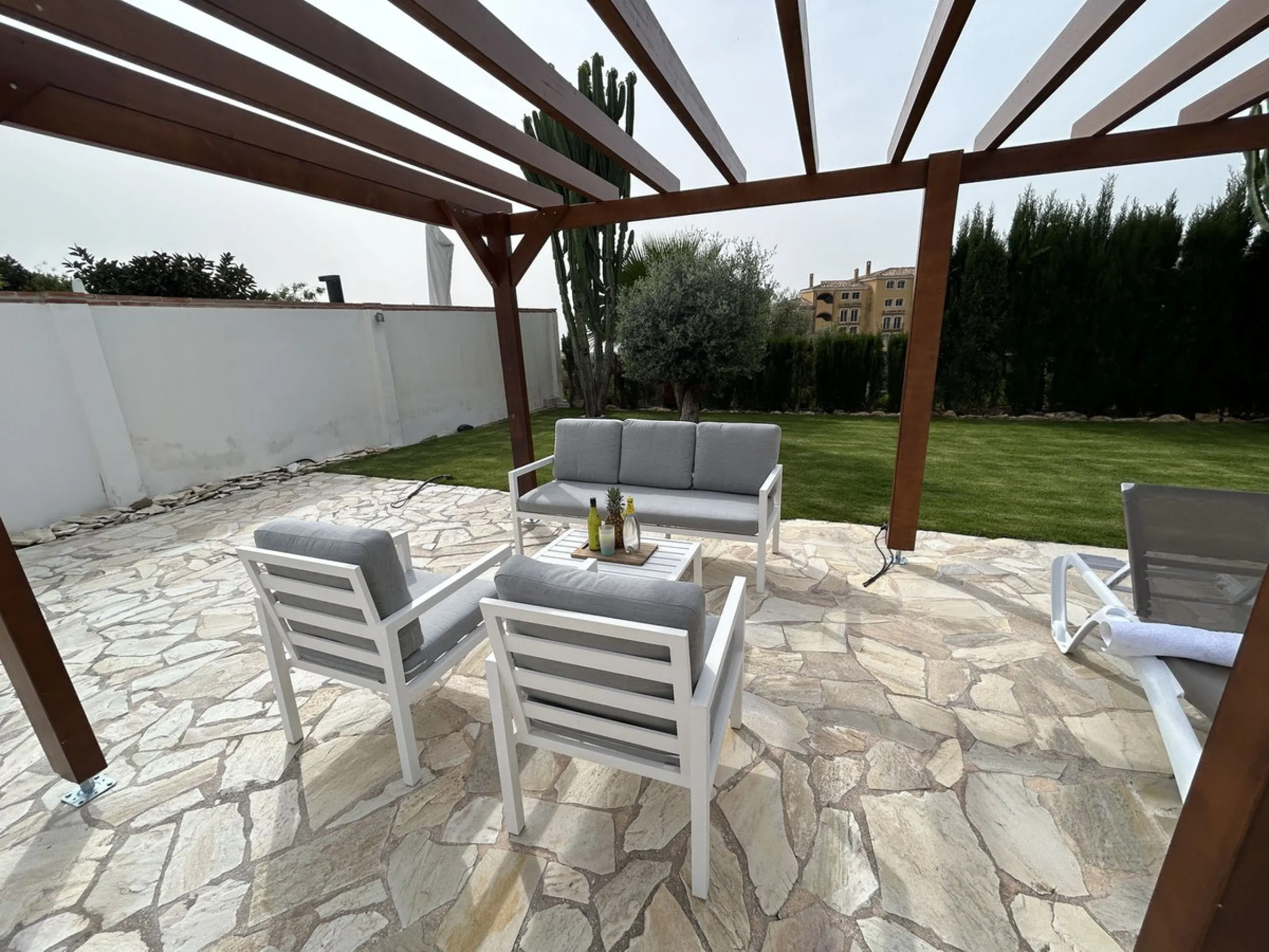 Detached villa with sea views, valid tourist license, successfully rented property, and private heated pool in Calahonda. We offer this excellent detached villa located in the upper part of Calahonda, in a well-established, quiet area with magnificent sea