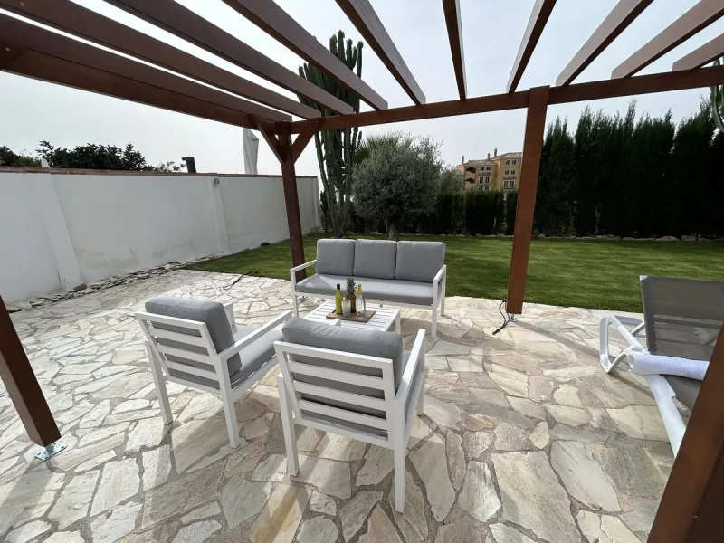 Detached villa with sea views, valid tourist license, successfully rented property, and private heated pool in Calahonda. We offer this excellent detached villa located in the upper part of Calahonda, in a well-established, quiet area with magnificent sea