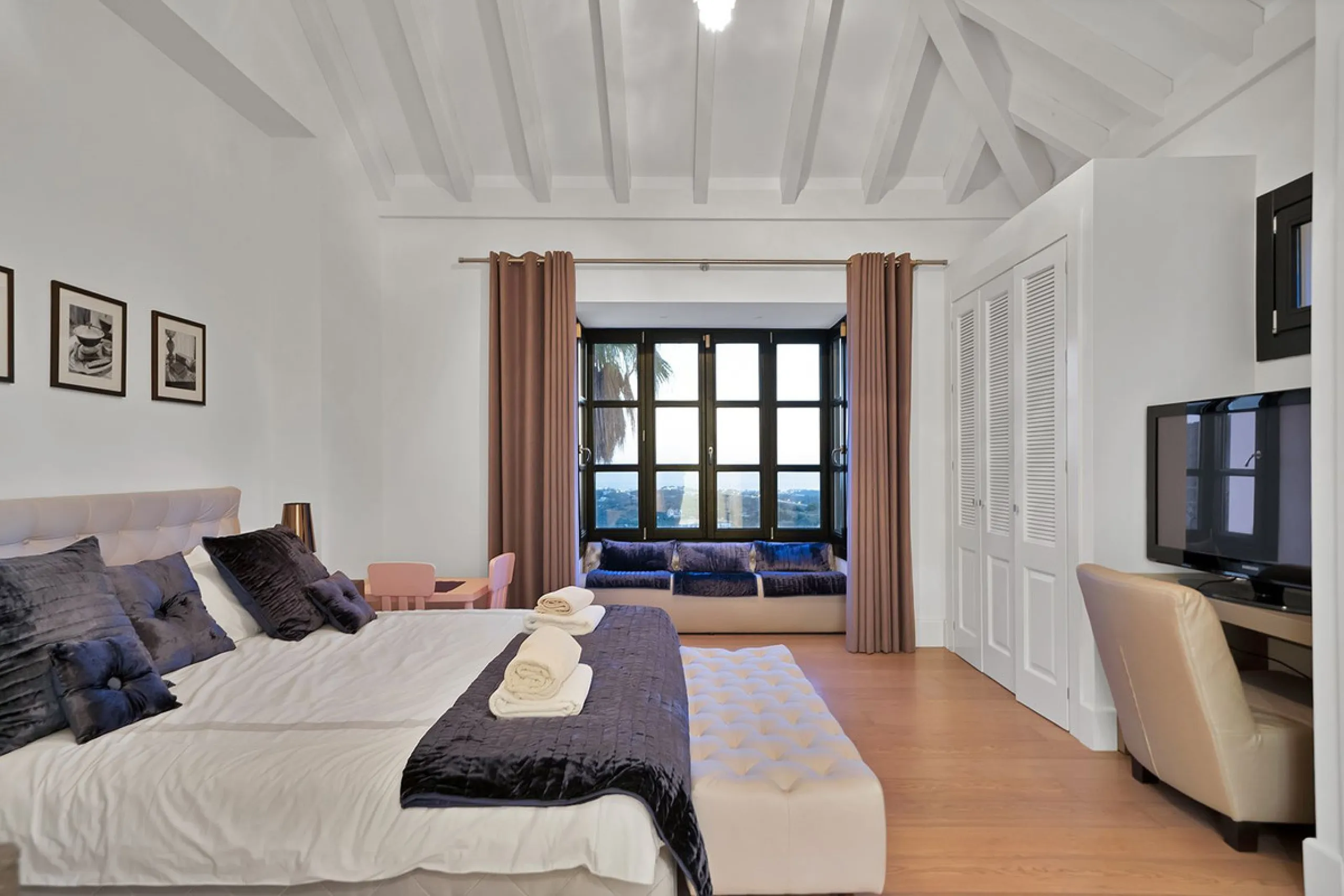 A stunning 5 bedroom Andalusían-inspired villa with panoramic sea and mountain views, Monte Mayor, Benahavís