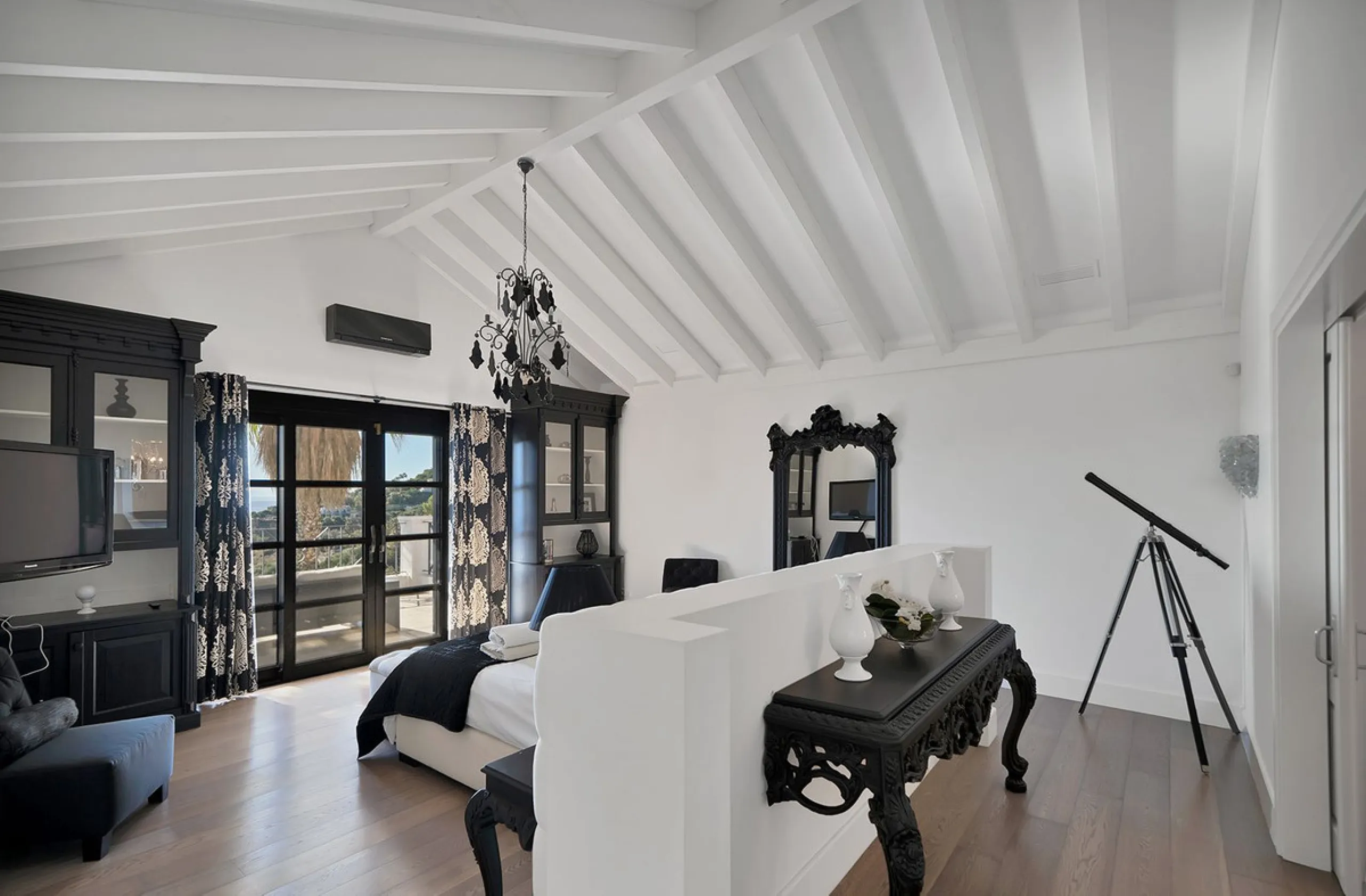 A stunning 5 bedroom Andalusían-inspired villa with panoramic sea and mountain views, Monte Mayor, Benahavís