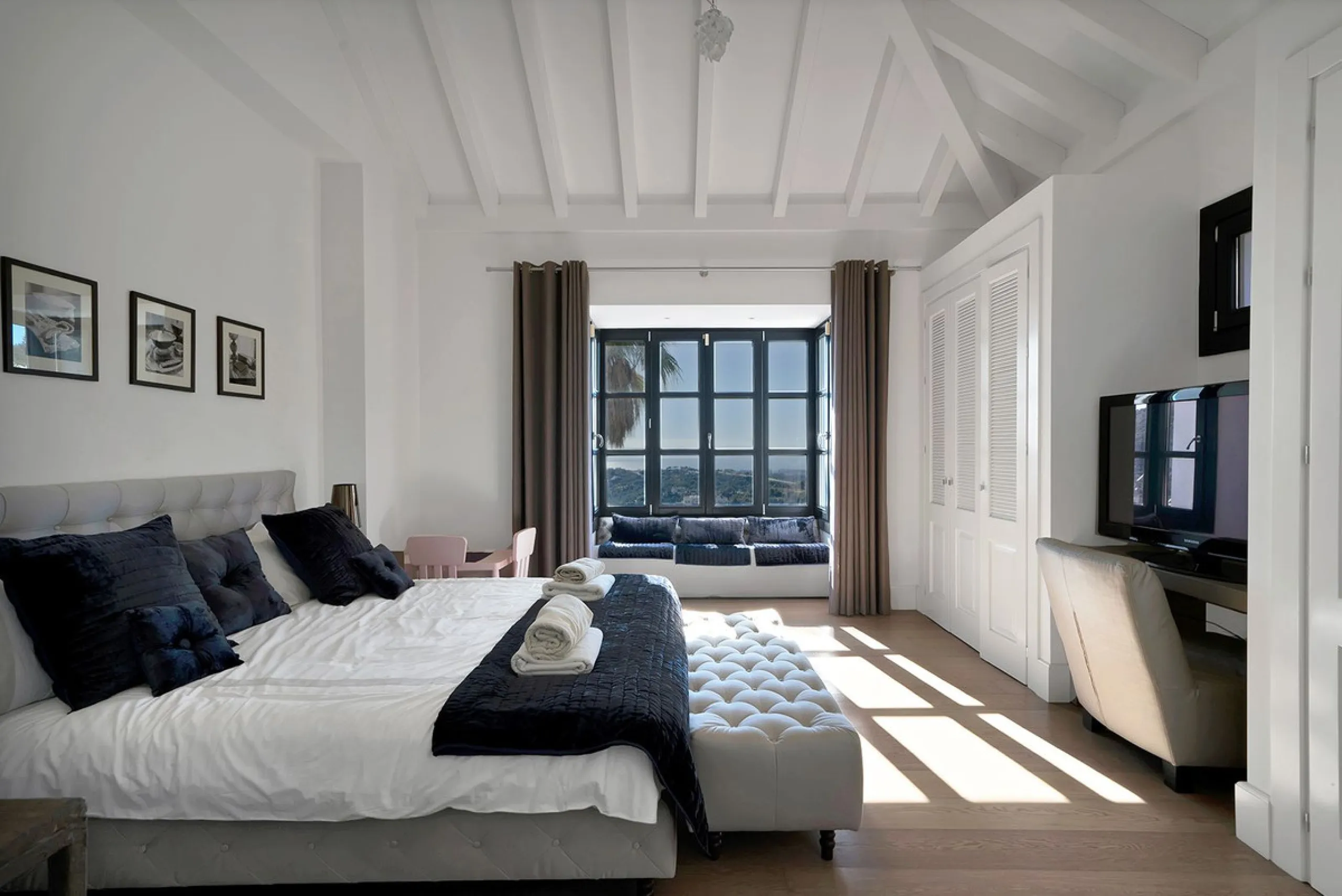 A stunning 5 bedroom Andalusían-inspired villa with panoramic sea and mountain views, Monte Mayor, Benahavís