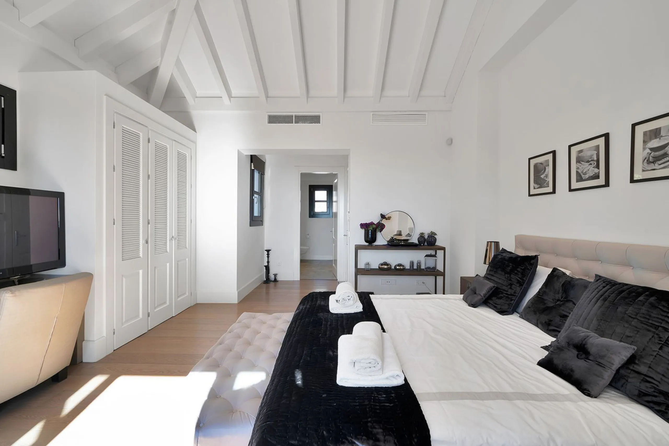A stunning 5 bedroom Andalusían-inspired villa with panoramic sea and mountain views, Monte Mayor, Benahavís