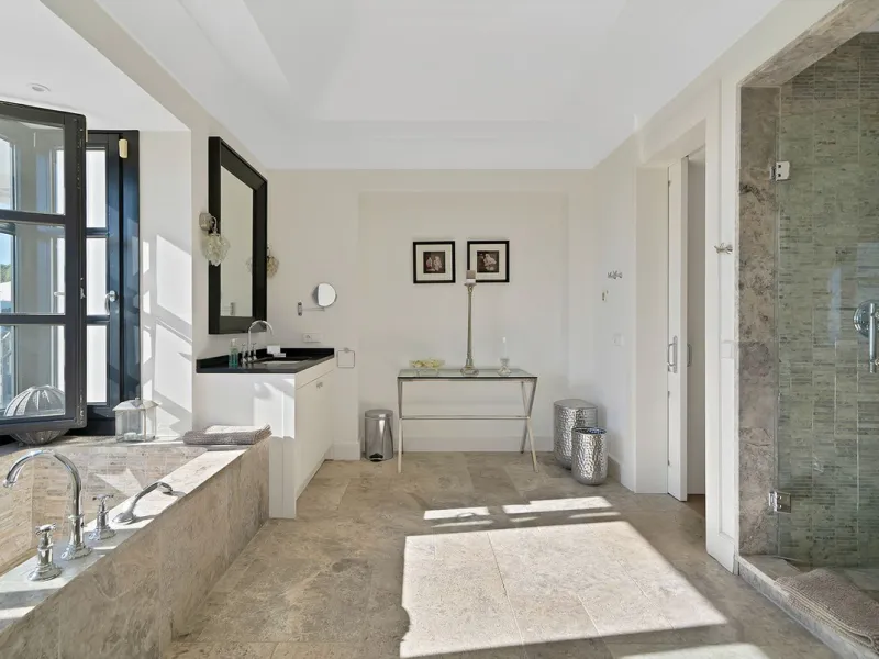 A stunning 5 bedroom Andalusían-inspired villa with panoramic sea and mountain views, Monte Mayor, Benahavís