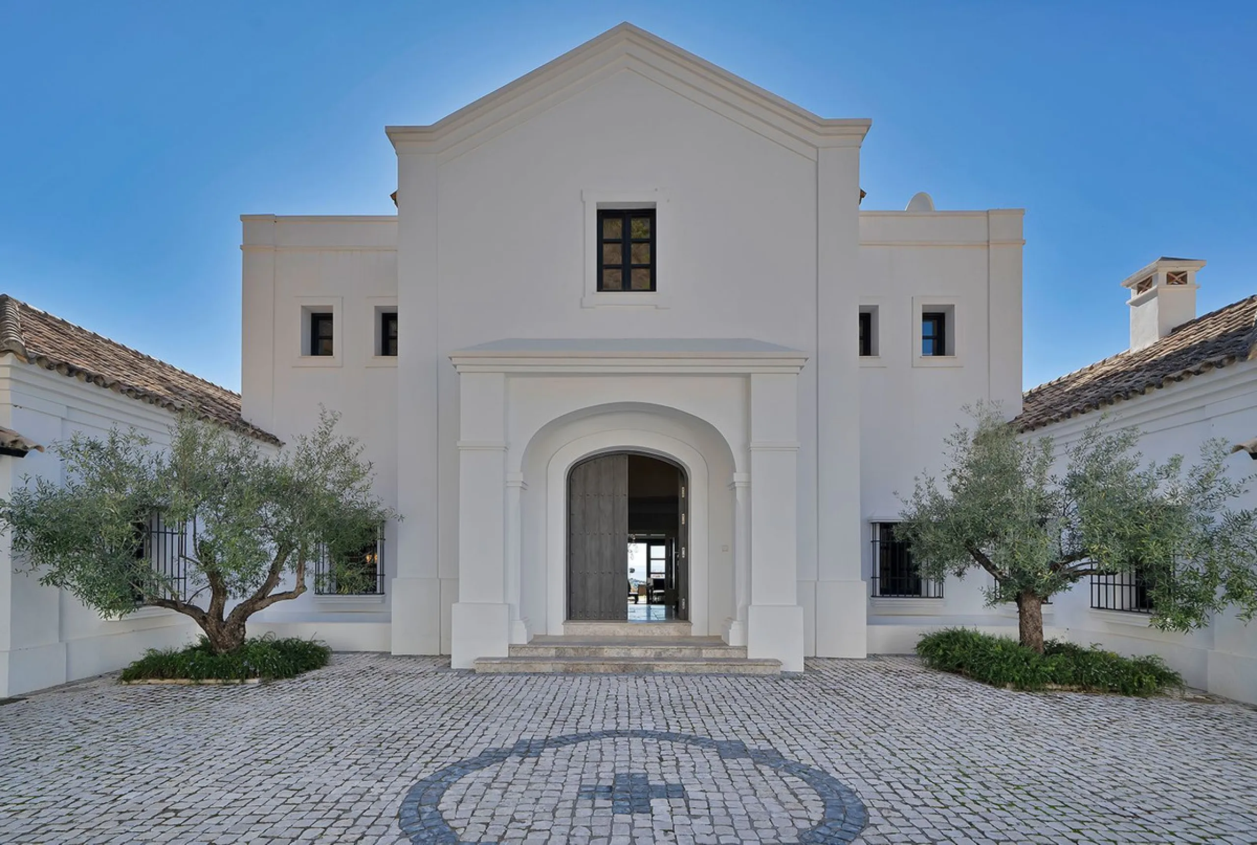 A stunning 5 bedroom Andalusían-inspired villa with panoramic sea and mountain views, Monte Mayor, Benahavís