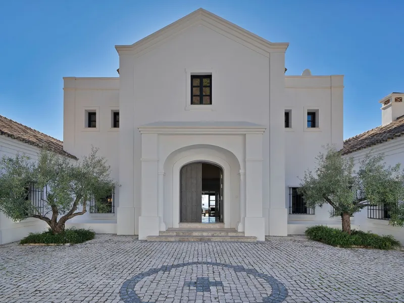 A stunning 5 bedroom Andalusían-inspired villa with panoramic sea and mountain views, Monte Mayor, Benahavís
