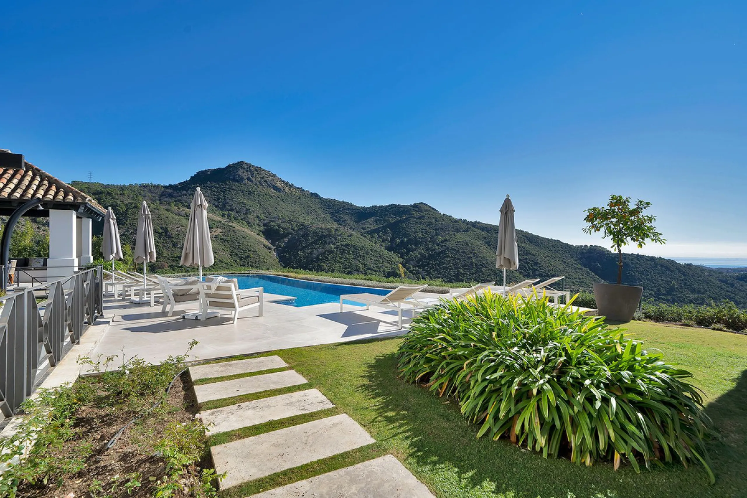 A stunning 5 bedroom Andalusían-inspired villa with panoramic sea and mountain views, Monte Mayor, Benahavís