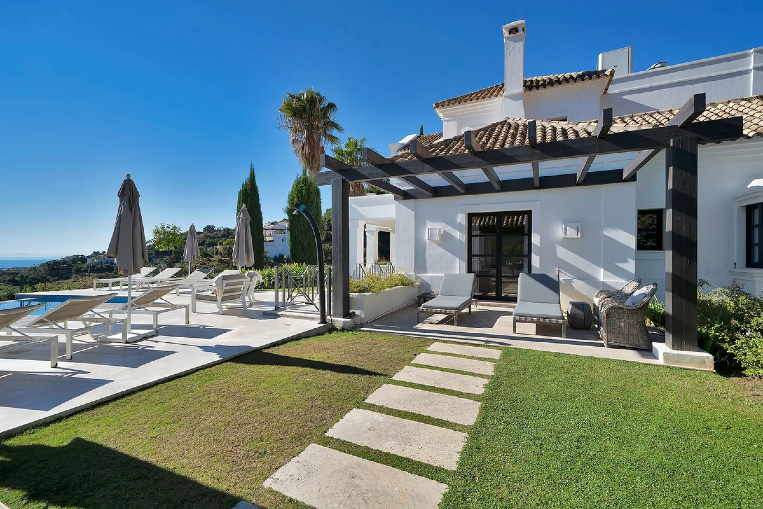 A stunning 5 bedroom Andalusían-inspired villa with panoramic sea and mountain views, Monte Mayor, Benahavís