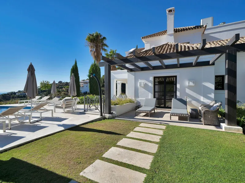 A stunning 5 bedroom Andalusían-inspired villa with panoramic sea and mountain views, Monte Mayor, Benahavís
