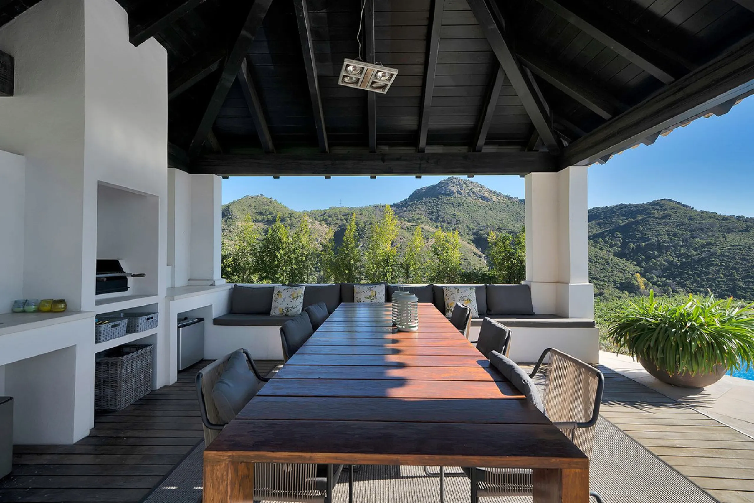 A stunning 5 bedroom Andalusían-inspired villa with panoramic sea and mountain views, Monte Mayor, Benahavís