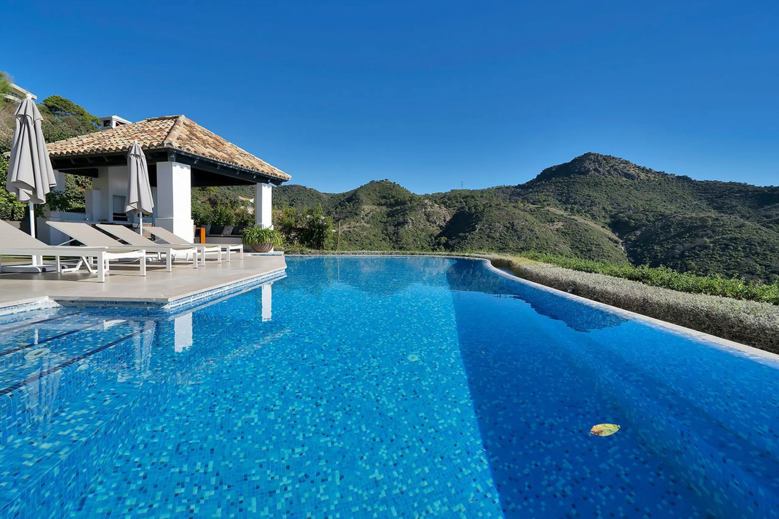 A stunning 5 bedroom Andalusían-inspired villa with panoramic sea and mountain views, Monte Mayor, Benahavís