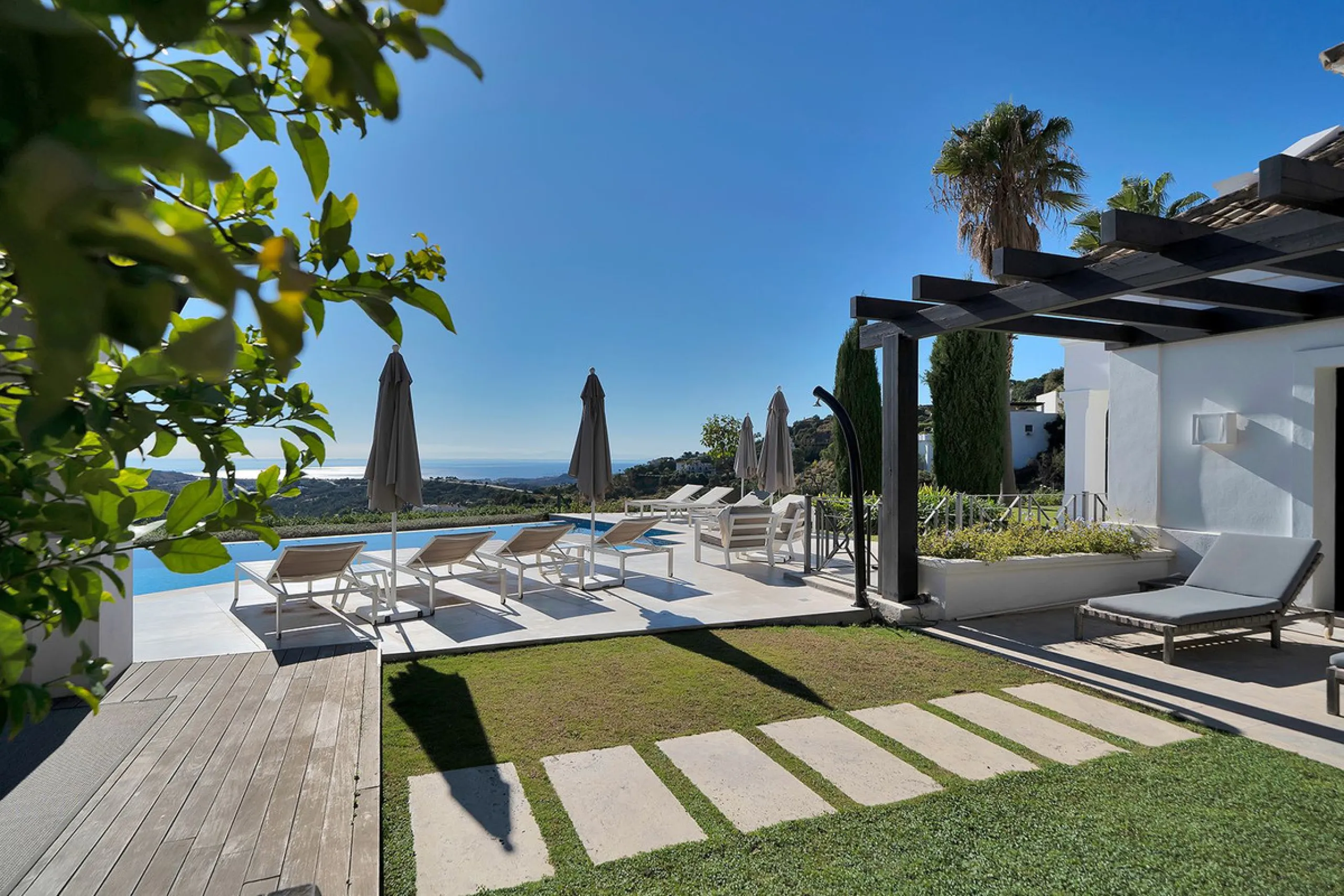 A stunning 5 bedroom Andalusían-inspired villa with panoramic sea and mountain views, Monte Mayor, Benahavís