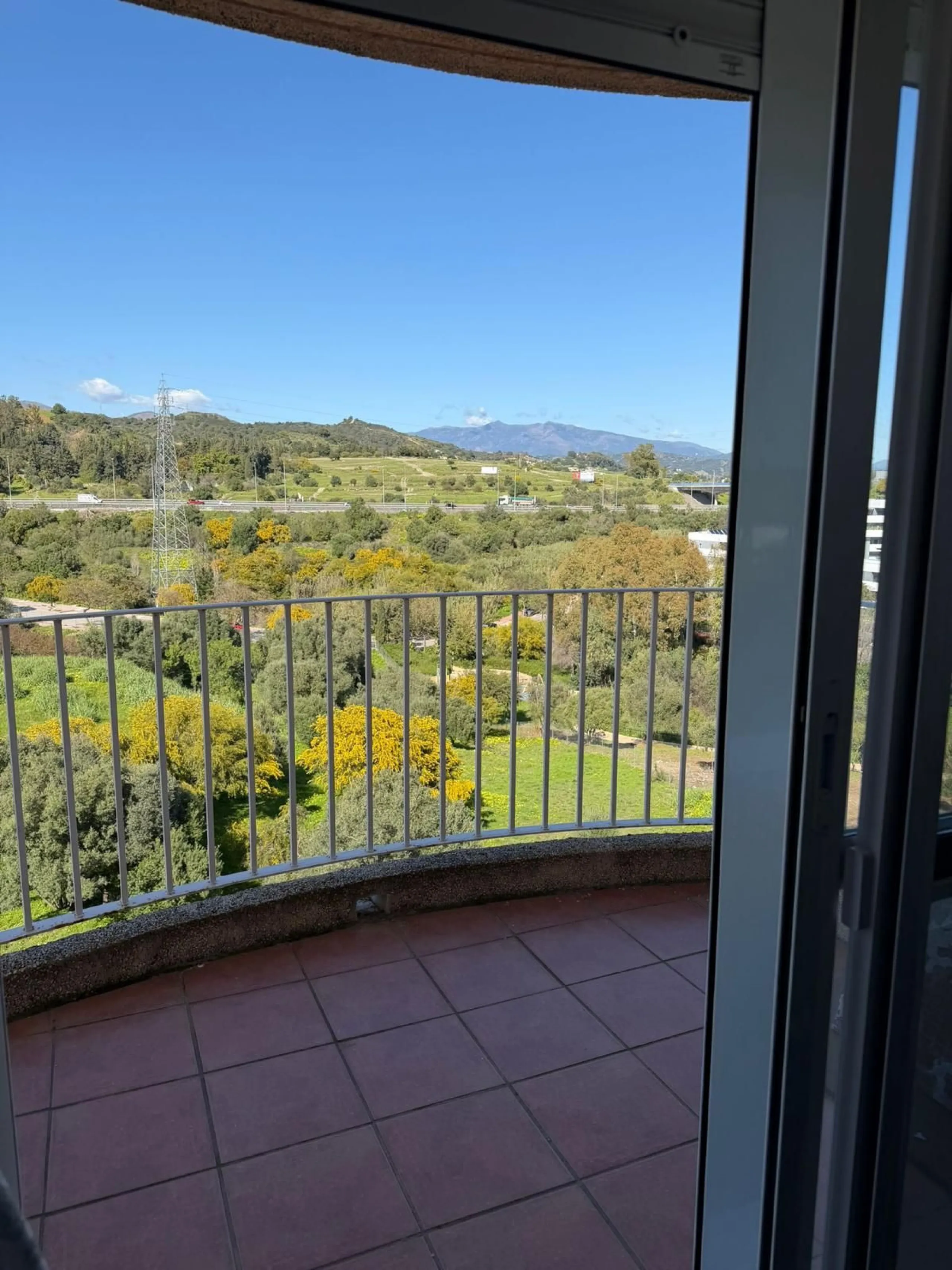 Spectacular penthouse for sale in Estepona, located in the sought-after area of Sierra Estepona, a unique property that stands out for its spacious layout, brightness and excellent condition.