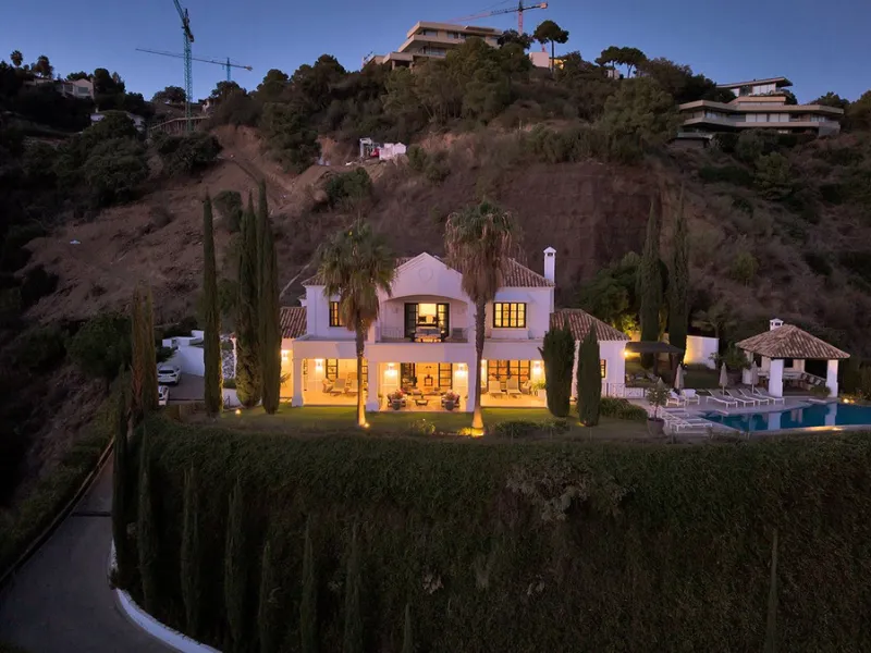 A stunning 5 bedroom Andalusían-inspired villa with panoramic sea and mountain views, Monte Mayor, Benahavís