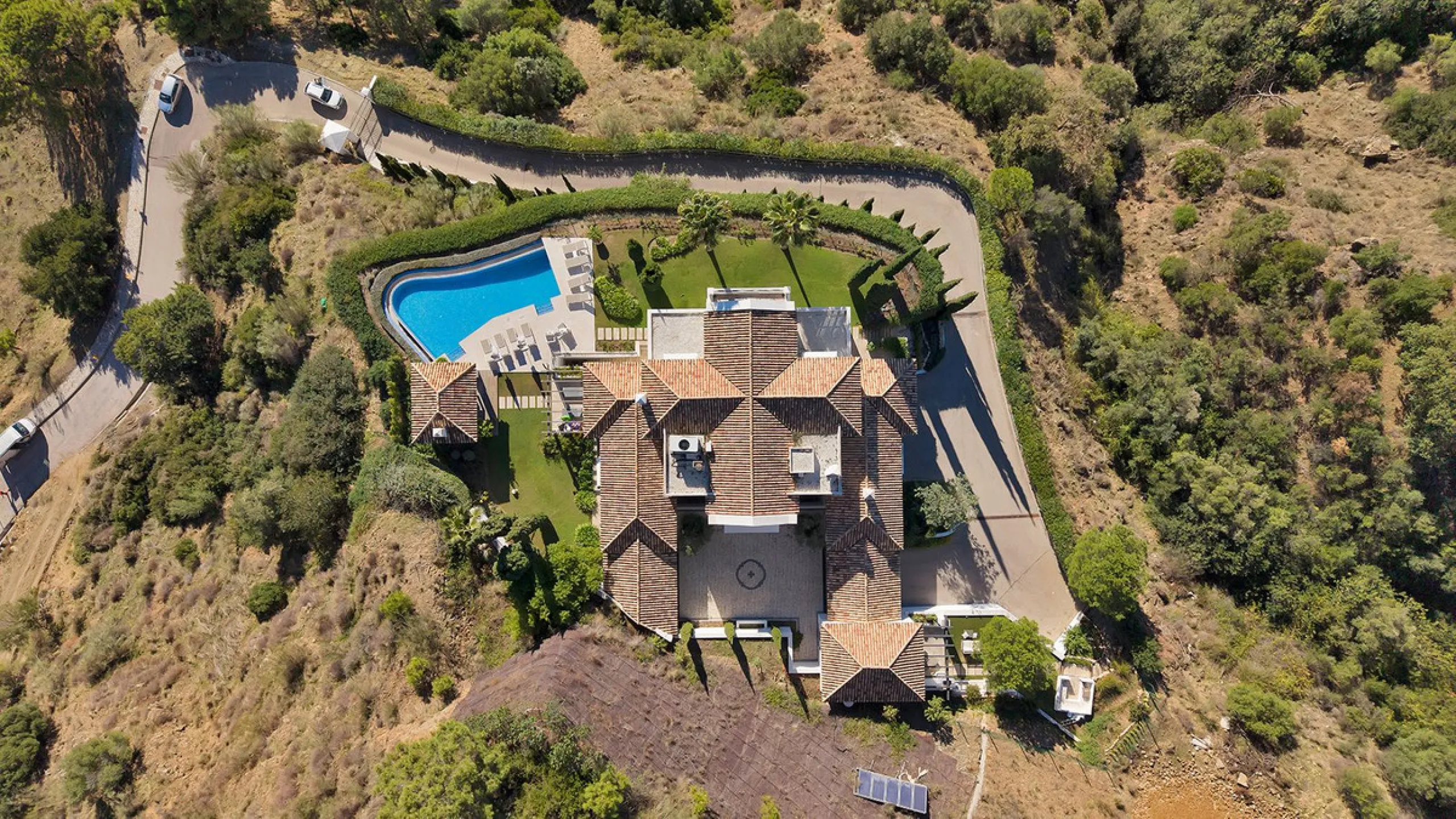 A stunning 5 bedroom Andalusían-inspired villa with panoramic sea and mountain views, Monte Mayor, Benahavís