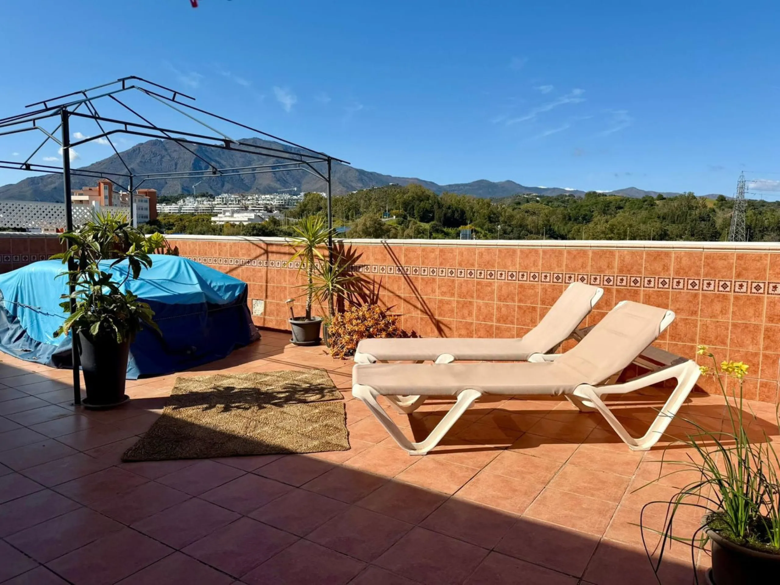 Spectacular penthouse for sale in Estepona, located in the sought-after area of Sierra Estepona, a unique property that stands out for its spacious layout, brightness and excellent condition.