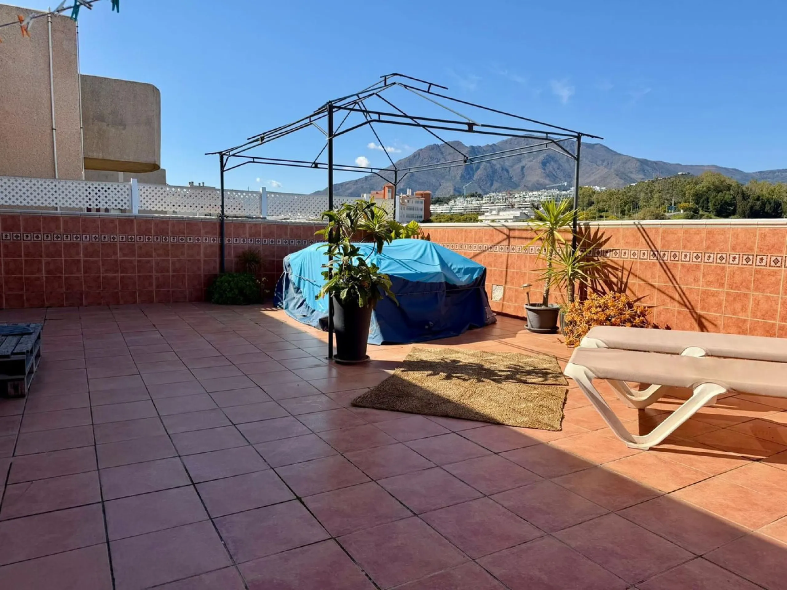 Spectacular penthouse for sale in Estepona, located in the sought-after area of Sierra Estepona, a unique property that stands out for its spacious layout, brightness and excellent condition.