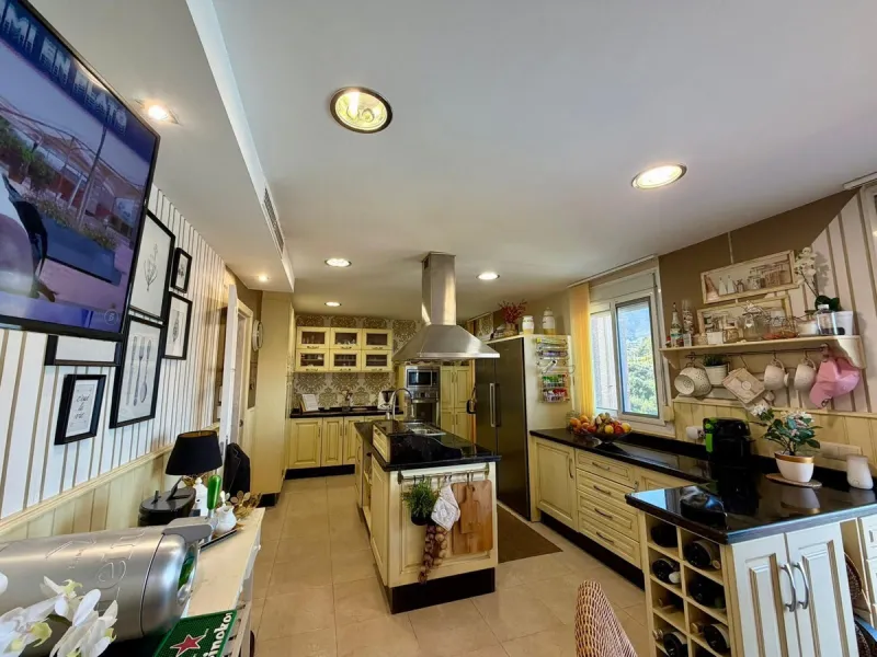 Spectacular penthouse for sale in Estepona, located in the sought-after area of Sierra Estepona, a unique property that stands out for its spacious layout, brightness and excellent condition.