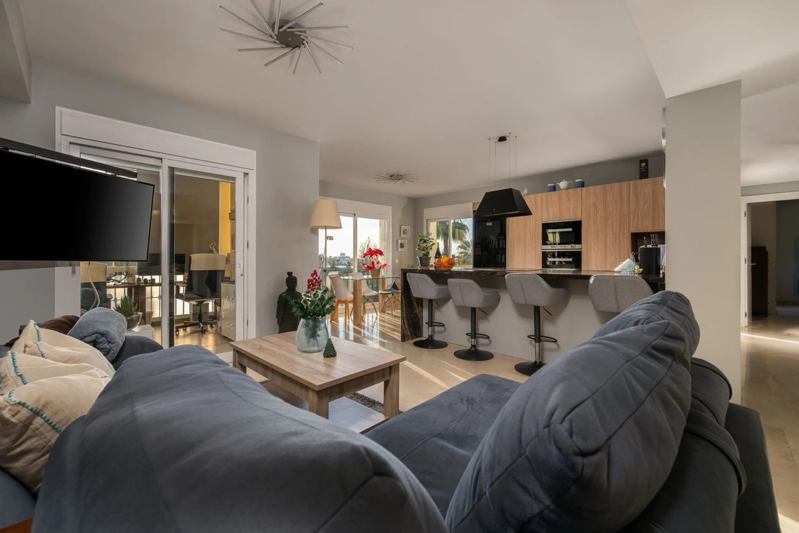Apartment - Middle Floor Apartment в продаже в Benahavís, Málaga. В доме 3 спален и 2 ванных комнат. Площадь дома 174 м²