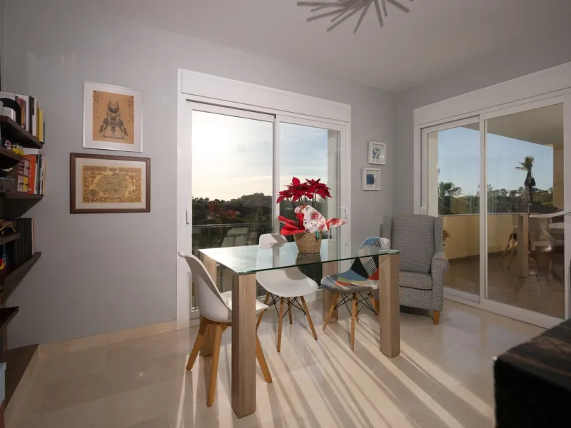 Apartment - Middle Floor Apartment в продаже в Benahavís, Málaga. В доме 3 спален и 2 ванных комнат. Площадь дома 174 м²