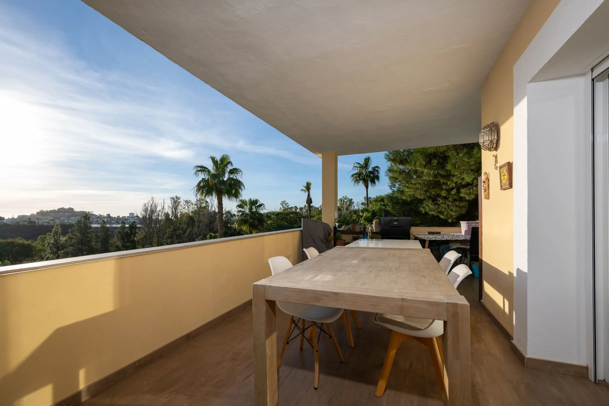 Apartment - Middle Floor Apartment в продаже в Benahavís, Málaga. В доме 3 спален и 2 ванных комнат. Площадь дома 174 м²