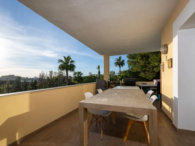 Apartment - Middle Floor Apartment в продаже в Benahavís, Málaga. В доме 3 спален и 2 ванных комнат. Площадь дома 174 м²