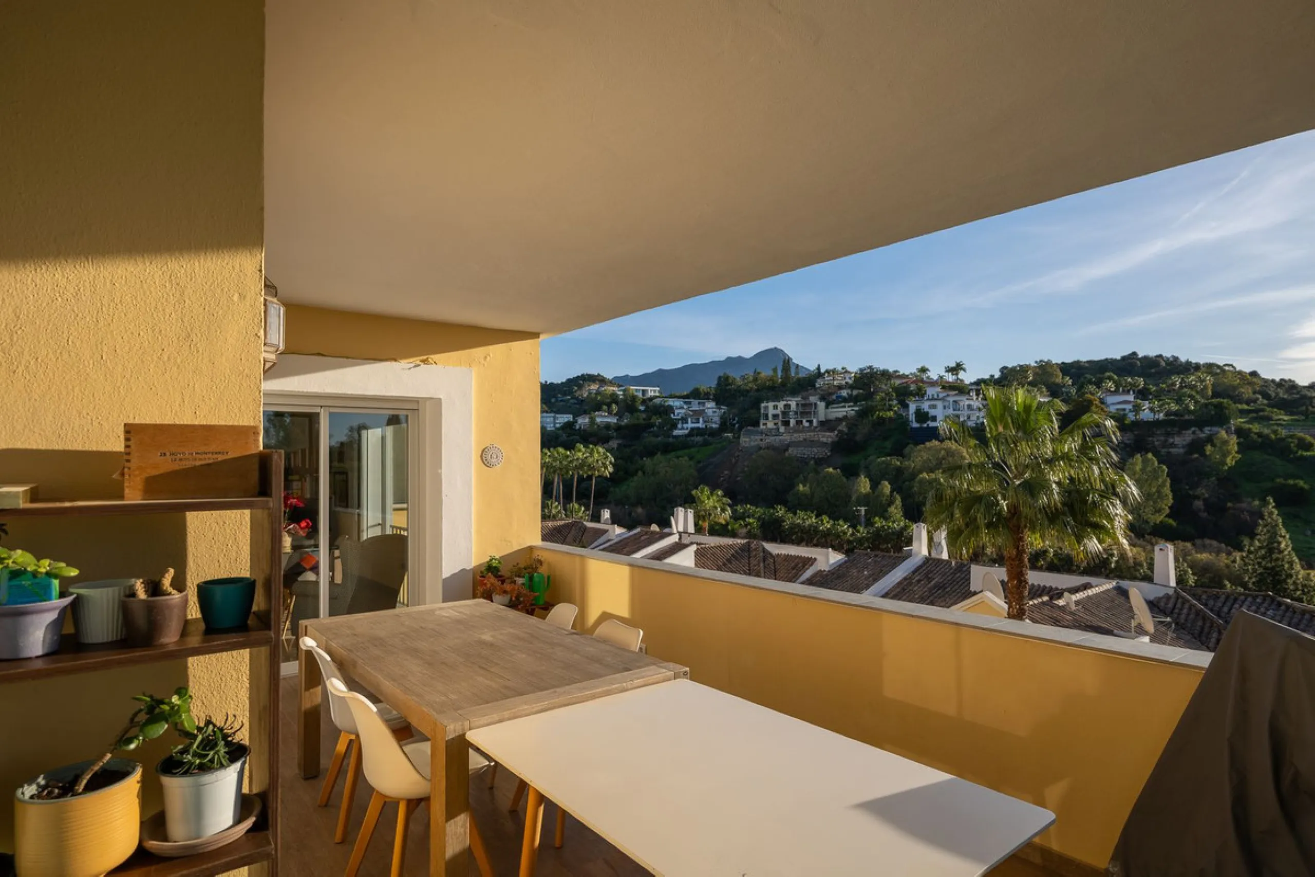 Apartment - Middle Floor Apartment в продаже в Benahavís, Málaga. В доме 3 спален и 2 ванных комнат. Площадь дома 174 м²