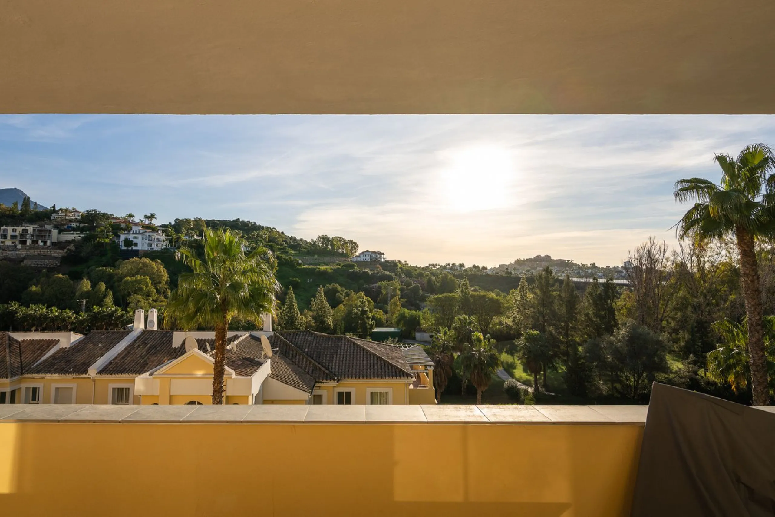 Apartment - Middle Floor Apartment в продаже в Benahavís, Málaga. В доме 3 спален и 2 ванных комнат. Площадь дома 174 м²