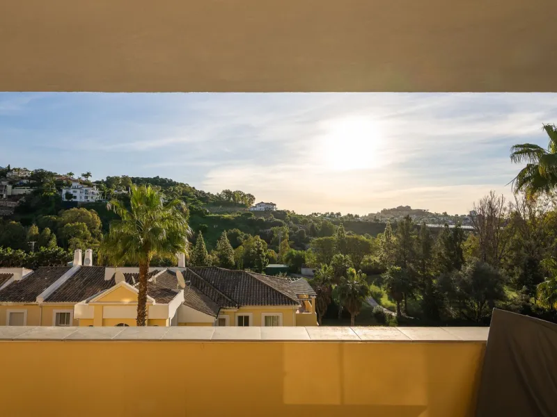 Apartment - Middle Floor Apartment в продаже в Benahavís, Málaga. В доме 3 спален и 2 ванных комнат. Площадь дома 174 м²