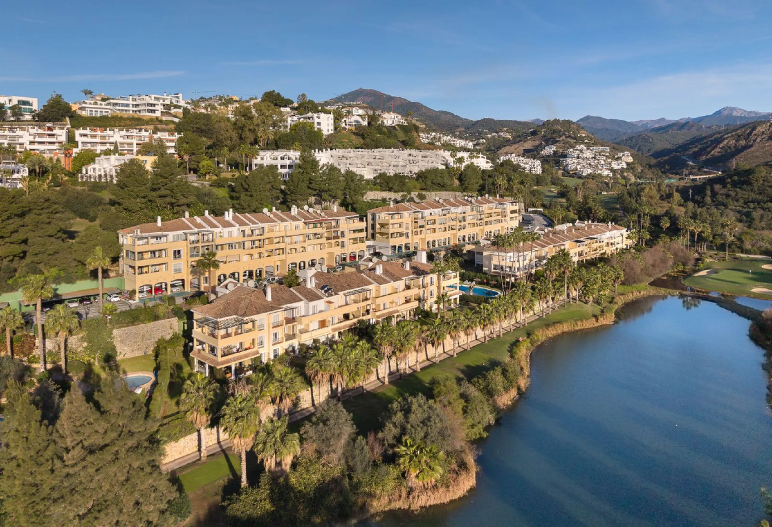 Apartment - Middle Floor Apartment в продаже в Benahavís, Málaga. В доме 3 спален и 2 ванных комнат. Площадь дома 174 м²
