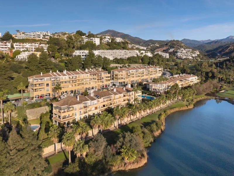 Apartment - Middle Floor Apartment в продаже в Benahavís, Málaga. В доме 3 спален и 2 ванных комнат. Площадь дома 174 м²