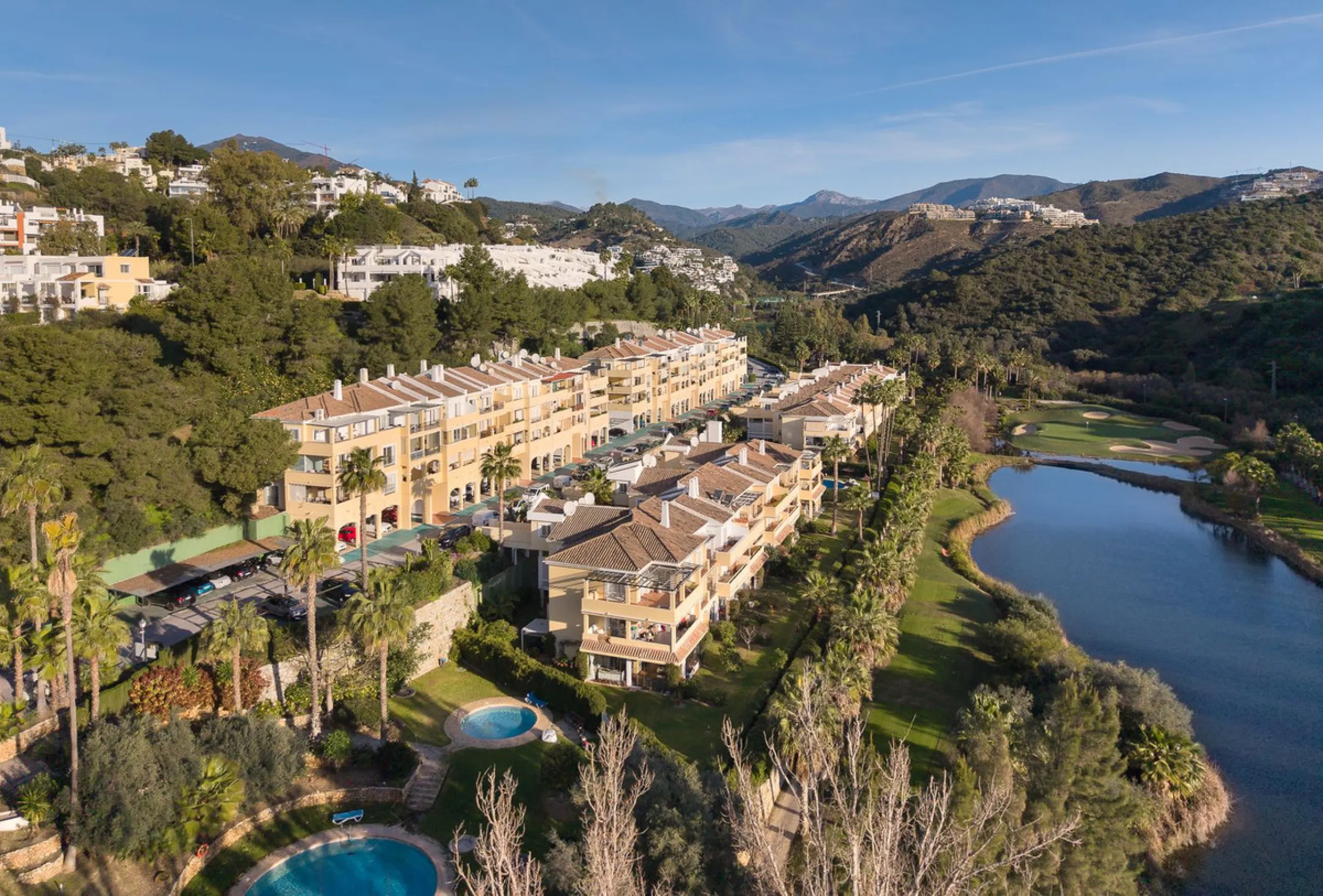 Apartment - Middle Floor Apartment в продаже в Benahavís, Málaga. В доме 3 спален и 2 ванных комнат. Площадь дома 174 м²