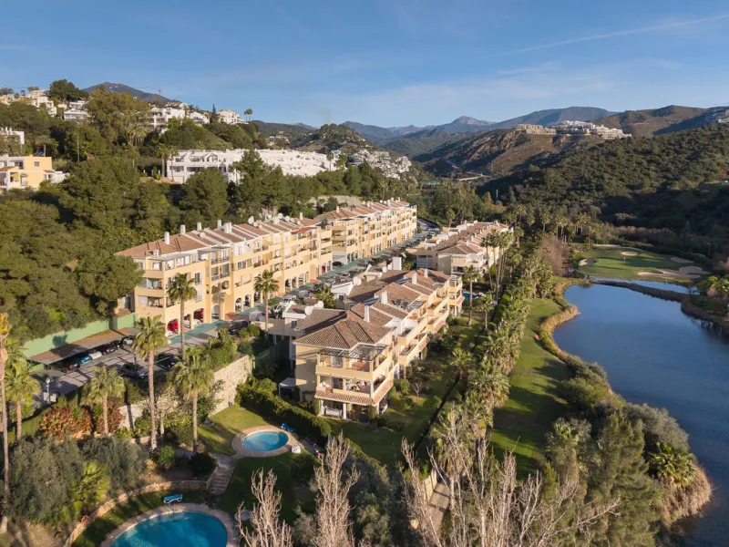 Apartment - Middle Floor Apartment в продаже в Benahavís, Málaga. В доме 3 спален и 2 ванных комнат. Площадь дома 174 м²