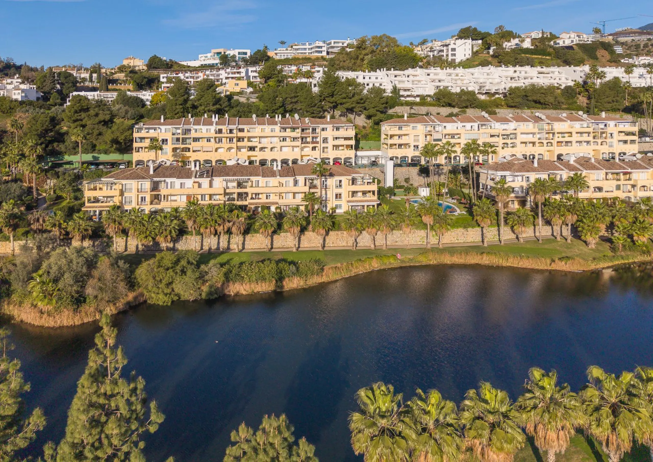 Apartment - Middle Floor Apartment в продаже в Benahavís, Málaga. В доме 3 спален и 2 ванных комнат. Площадь дома 174 м²