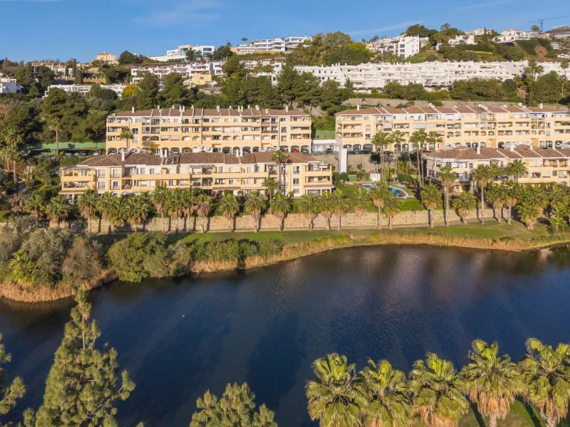 Apartment - Middle Floor Apartment в продаже в Benahavís, Málaga. В доме 3 спален и 2 ванных комнат. Площадь дома 174 м²