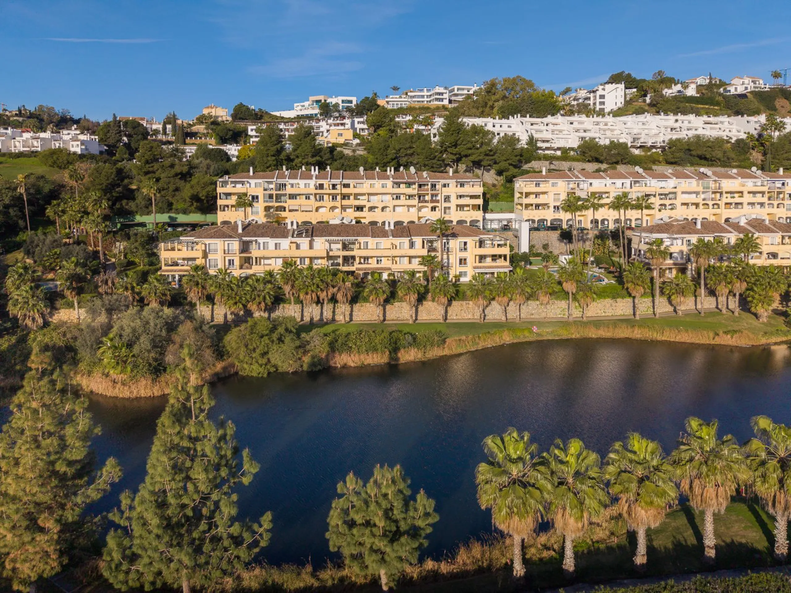 Apartment - Middle Floor Apartment в продаже в Benahavís, Málaga. В доме 3 спален и 2 ванных комнат. Площадь дома 174 м²